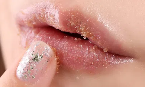 Top 7 bí quyết khắc phục môi xỉn màu, khô ráp vì dùng son thường xuyên