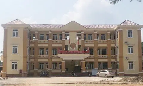 Thanh Hóa: Công sở UBND xã đóng cửa đi ăn cưới trong giờ làm việc?