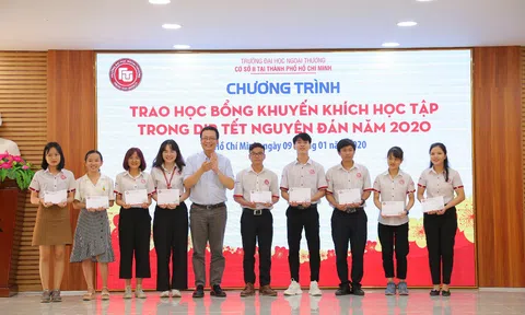 Cơ Sở II Đại Học Ngoại Thương trao tặng học bổng khuyến khích học tập cho Sinh viên vượt khó dịp Tết