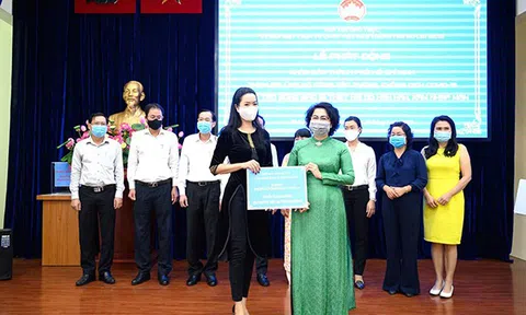 NSƯT Trịnh Kim Chi cùng Quỹ Yêu Thương giúp đỡ vùng hạn mặn