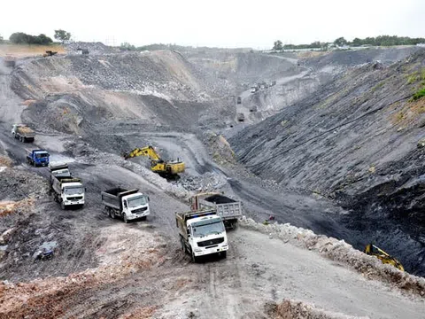 Sạt lở đất đá làm 5 công nhân thương vong