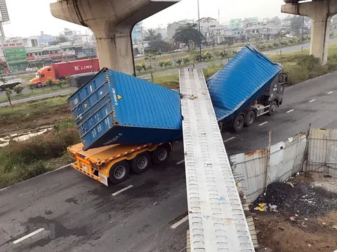 TP.HCM: Xe container kéo sập dầm bêtông cầu bộ hành đang thi công
