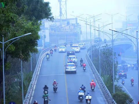 Phố phường Hà Nội mịt mù khói bụi do ô nhiễm không khí