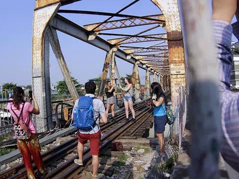 Phố đường tàu đóng cửa, khách du lịch Hà Nội đổ xô ra cầu Long Biên chụp ảnh