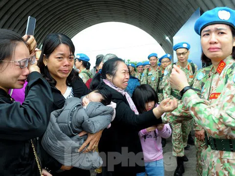 Nước mắt và nụ cười tiễn đoàn bác sĩ Bệnh viện dã chiến cấp 2.2 sang Nam Sundan