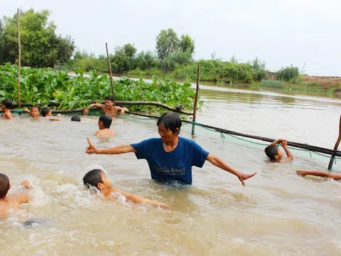 Hành trình dạy bơi miễn phí cho hàng ngàn trẻ em vùng sông nước
