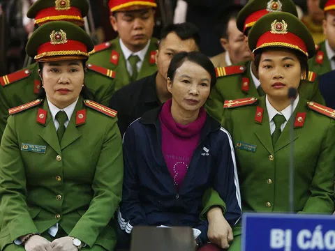 Mẹ nữ sinh giao gà bật khóc, ngoảnh đầu nhìn chồng và con gái