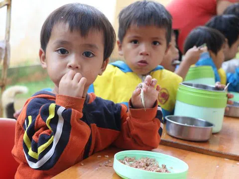 Xót xa bữa cơm với muối của học sinh vùng cao