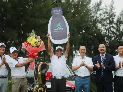 Chủ tịch Tập đoàn FLC – Ông Trịnh Văn Quyết trao giải thưởng HIO 10 tỷ đồng cho golfer Trần Huy Cương
