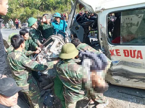 Hiện trường kinh hoàng vụ xe chở đoàn người khuyết tật đâm vào vách núi ở Nghệ An