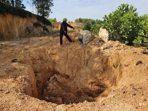 Chất lạ bốc mùi hôi thối trong những hố chôn bí mật ở Hà Nội rất độc hại