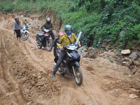 Gia Lai:  Thầy cô vượt “cổng trời” đi “gieo chữ” cho học sinh vùng cao