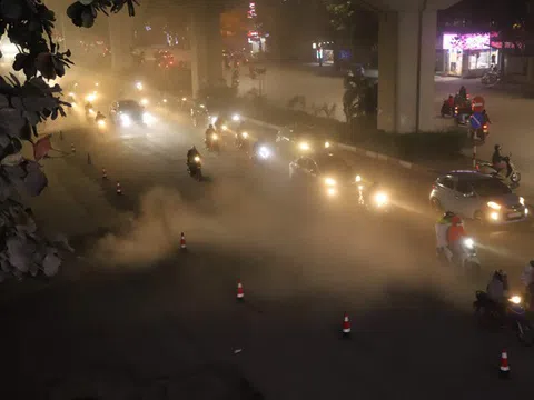 Công nhân thi công đường Nguyễn Trãi thản nhiên ‘thổi bụi’ vào người tham gia giao thông