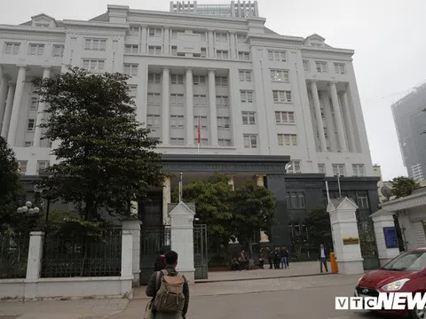 Hình ảnh 2 cựu bộ trưởng Nguyễn Bắc Son, Trương Minh Tuấn hầu tòa