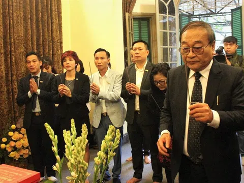 Tặng sách ảnh Đại tướng Võ Nguyên Giáp trong lòng dân cho gia đình Đại tướng