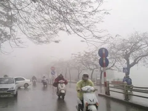 Người dân Thủ đô đón cuối tuần trong thời tiết mưa phùn, giá rét