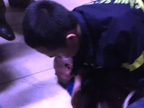 Nam bệnh nhân nghi đốt phòng bệnh, khống chế nữ điều dưỡng