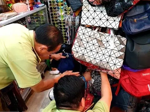 Thu giữ hàng trăm túi xách giả nhãn hiệu tại Saigon Square và Lucky Plaza