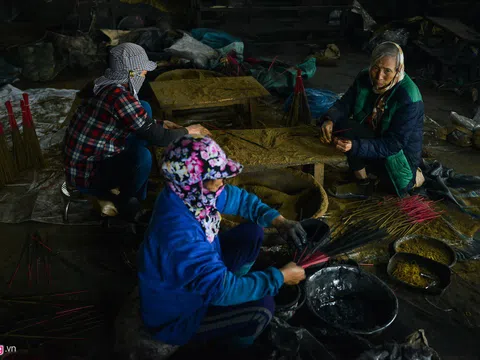Làng làm nhang khổng lồ phục vụ Tết