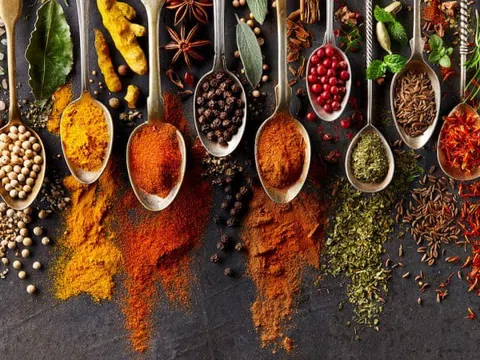 Thu giữ nhiều tấn tân dược, thực phẩm chức năng lậu ra... chợ Tết