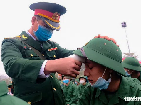 Tân binh được đo thân nhiệt trước khi nhập ngũ