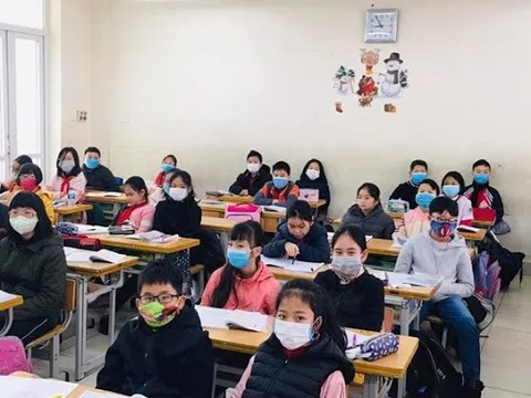 Trẻ đi học "mùa corona": Đeo hay không đeo khẩu trang suốt buổi?