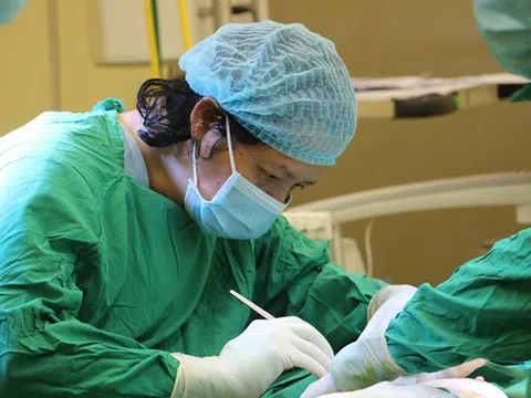 BSCKI Hồ Quốc Việt tư vấn về quy trình hút mỡ tạo cơ an toàn