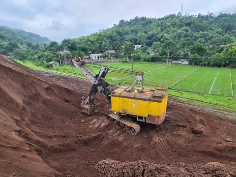 Lào Cai: Cần làm rõ những dấu hiệu bất thường trong việc đào, vận chuyển quặng ra khỏi bãi chứa