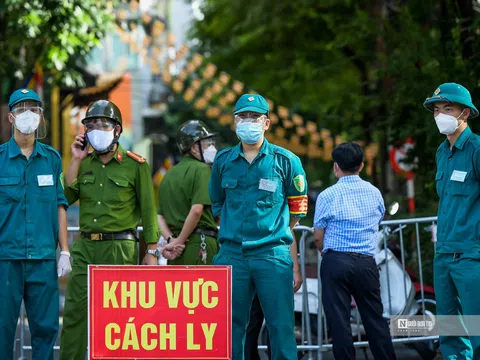 Tiếp tế cho hàng trăm hộ dân phường Giáp Bát