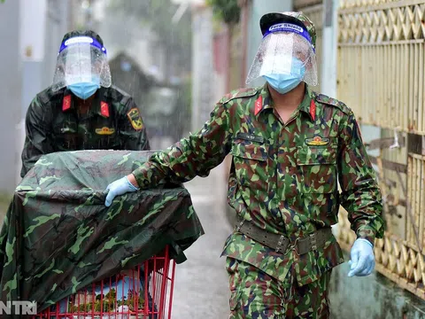 Bộ đội dầm mưa, trao quà tự tăng gia sản xuất cho người dân TPHCM