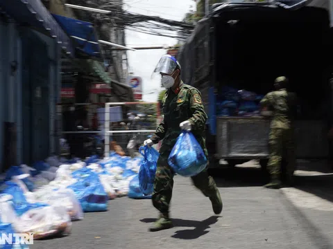 Dịch bệnh nguy hiểm, hẻm nhỏ chằng chịt không làm nản chí bộ đội giúp dân