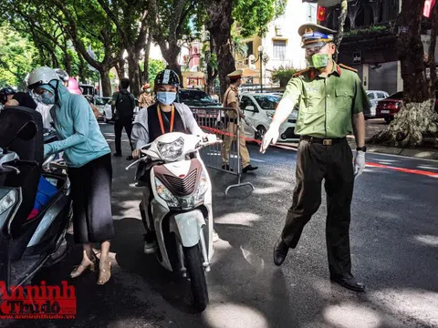 Hà Nội: Trước nghỉ lễ, người ra đường vẫn đông với muôn vàn lý do xin thông cảm...