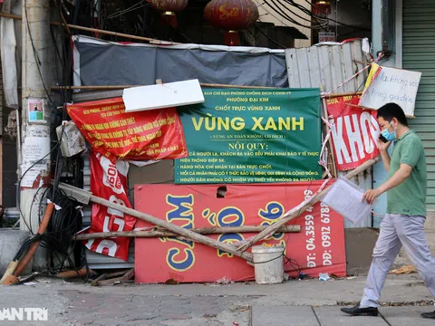 Nhiều ngõ phố Hà Nội bị chặn "cứng" để siết việc ra đường của người dân