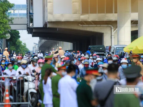 Hà Nội: Hàng nghìn phương tiện nối đuôi nhau vào "vùng đỏ"