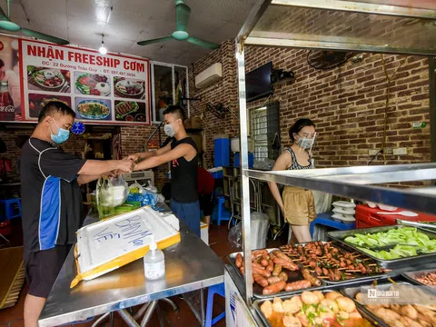 Hà Nội: Hàng ăn "vùng xanh" bắt đầu được phép bán mang về