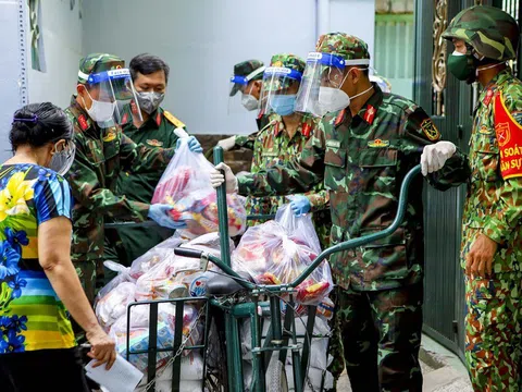 Bộ đội lái xe đạp thồ băng ngõ hẻm, tiếp tế lương thực cho người dân TP.HCM