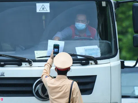 Công an Hà Nội bắt đầu kiểm tra giấy đi đường mới ở các chốt