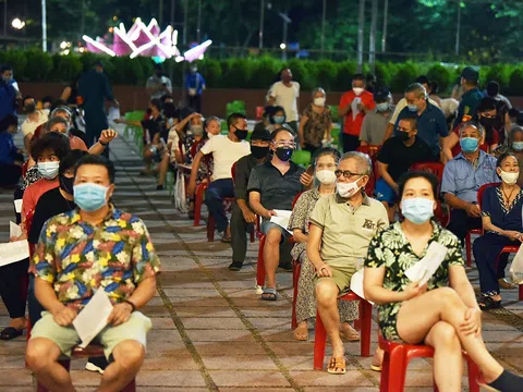 Hàng nghìn người dân Hà Nội tiêm vắc xin phòng COVID-19 trong đêm