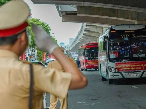 Hàng ngàn 'chiến sĩ áo trắng' lên đường chi viện cho Thủ đô