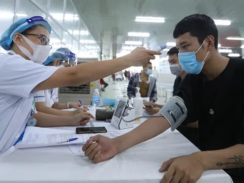 Không cần đo huyết áp tất cả người tiêm vaccine COVID-19