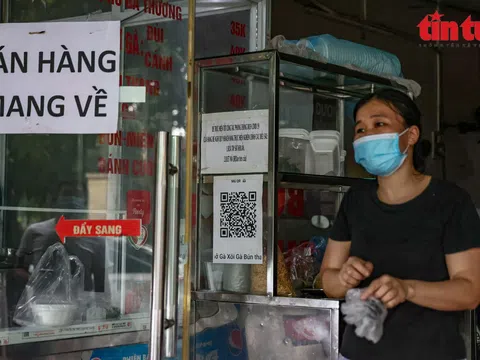 Hà Nội: Quán ăn mở cửa dè chừng sau lệnh nới lỏng, có nơi chưa dán mã QR Code