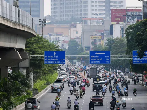 Đường phố Hà Nội đông đúc trước ngày hết giãn cách đợt 4