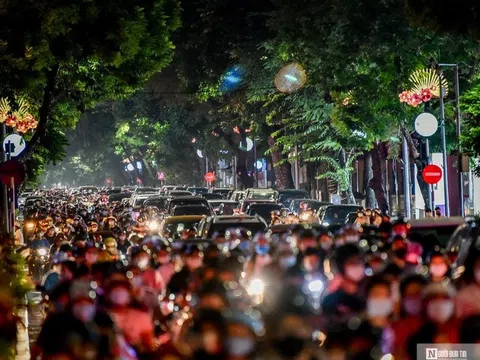 Hà Nội: “Biển người” đổ ra đường chơi Trung thu sau nới lỏng giãn cách