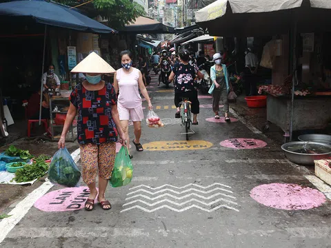 Chợ đầu tiên ở Hà Nội vẽ ô, kẻ vạch phân luồng di chuyển