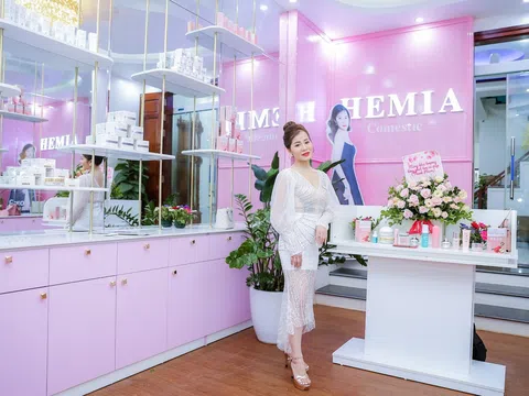 Khách hàng hào hứng trải nghiệm mỹ phẩm tại sự kiện khai trương showroom Hemia Hải Phòng