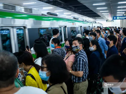 Người dân chen chân đi tàu Cát Linh – Hà Đông