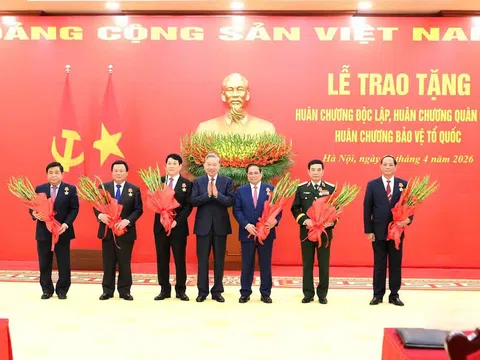 Trao huân chương cao quý tặng các đồng chí lãnh đạo Đảng, Nhà nước, cán bộ cấp cao