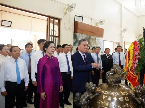 Tổng Bí thư, Chủ tịch nước Tô Lâm dâng hương tưởng niệm Chủ tịch Hồ Chí Minh tại Thái Lan