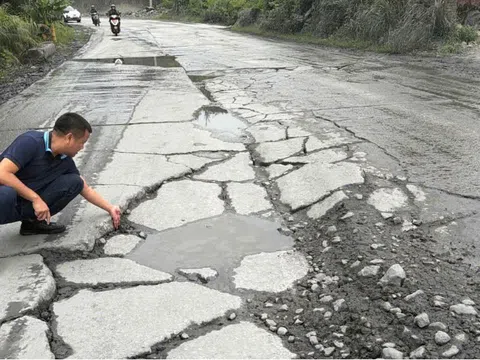 Quảng Ninh: Xe quá khổ, quá tải băm nát Khu phố Tràng Bạch