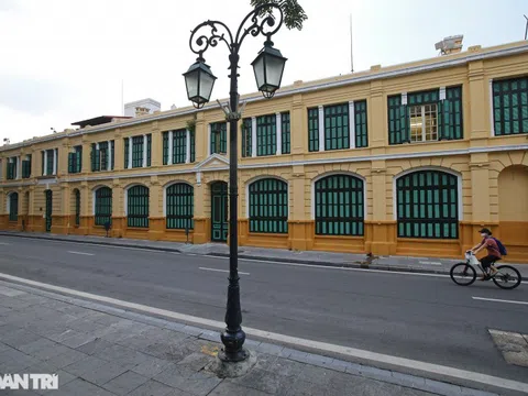 Nhà cổ mặt tiền Hà Nội phô bày nét đẹp khi vắng bóng hàng quán và xe cộ